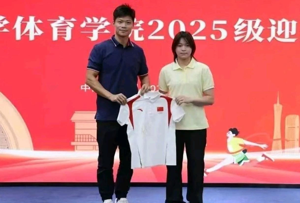 全红婵来暨大报到啦！奥运冠军也低调，和室友手拉手害羞入校，完全像个邻家女孩～