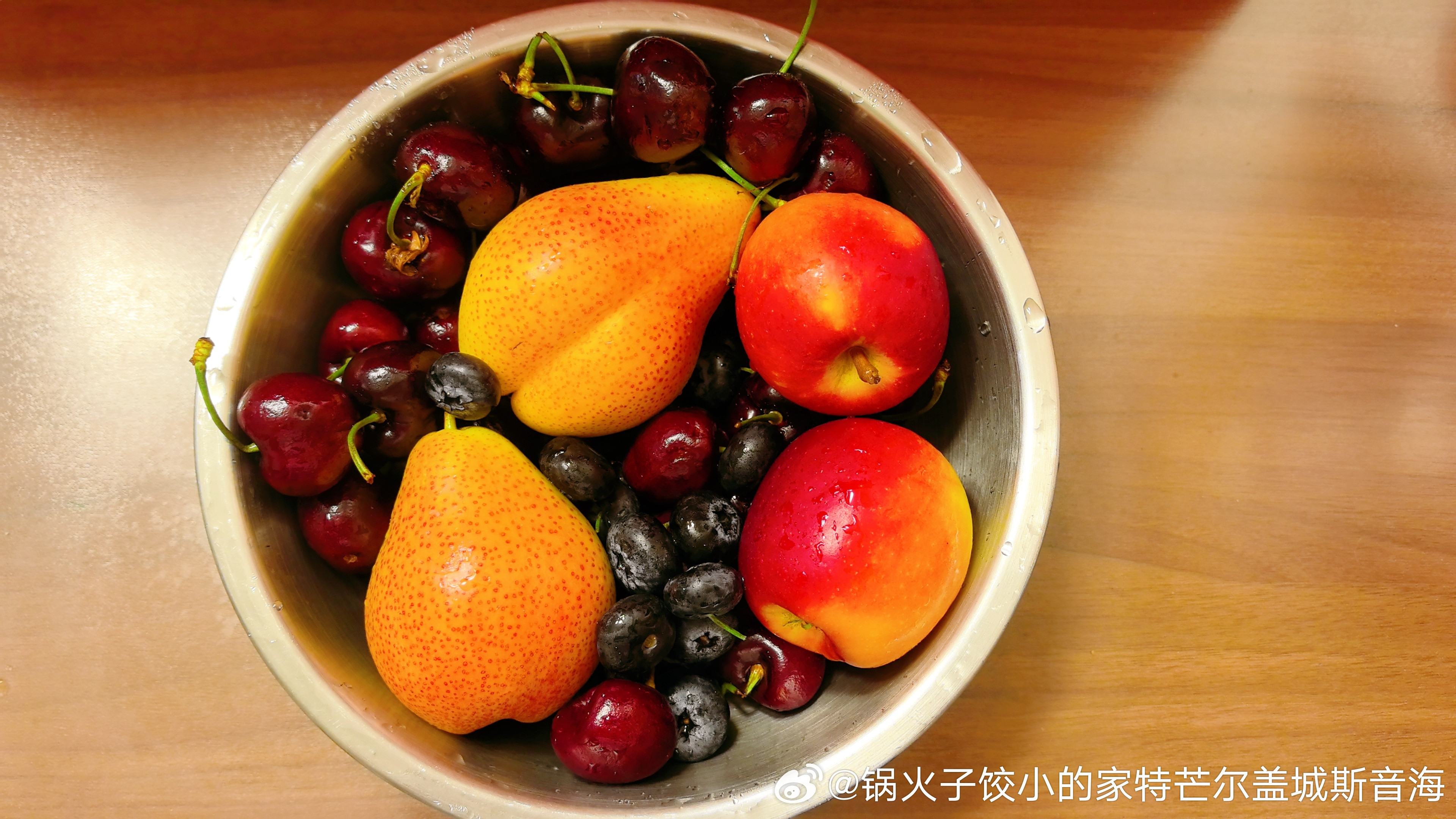 喝点儿小咖啡，吃点儿小水果。这个长得像袋鼠阴囊一样的梨可太好吃了！这个苹果也是t