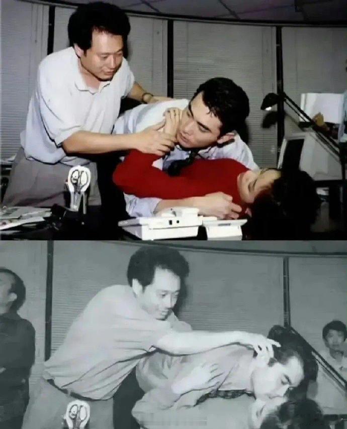 以前的电影为了追求角度，导演亲自按着演员拍吻戏