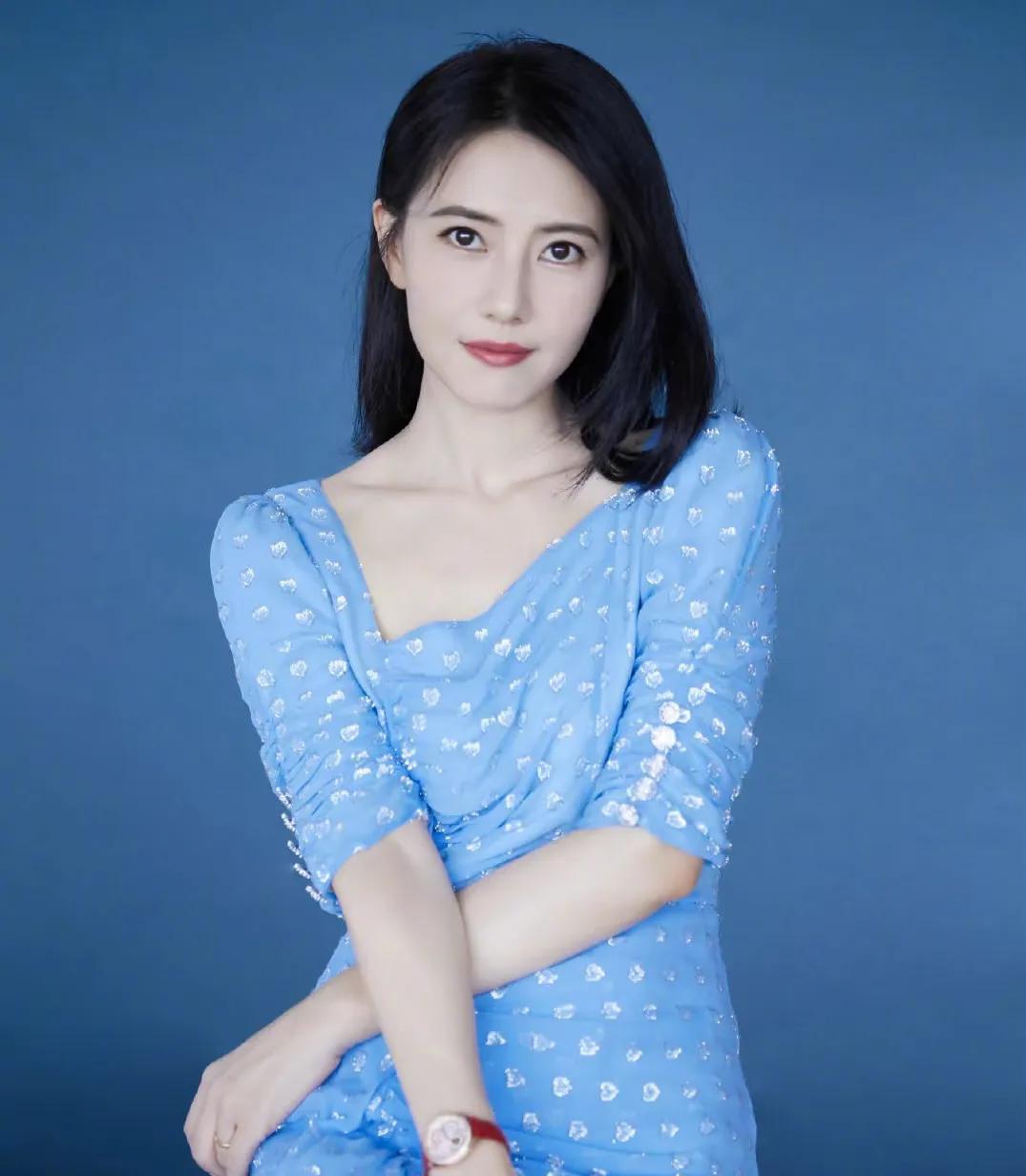 46岁的高圆圆婚后逆生长，淡蓝色长裙现身活动，笑靥如花似少女！