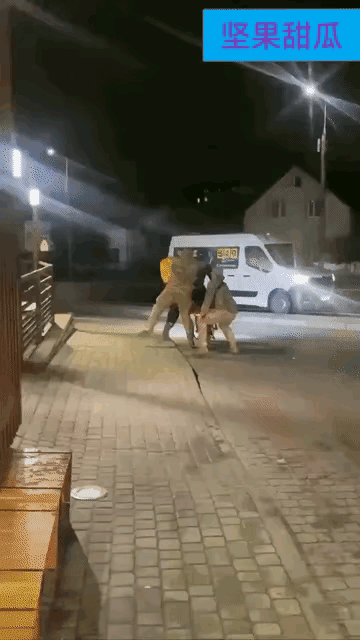 乌克兰人现在连外卖都难吃上了。深更半夜，征兵办的人在街上设卡守着，刚好碰到个送外