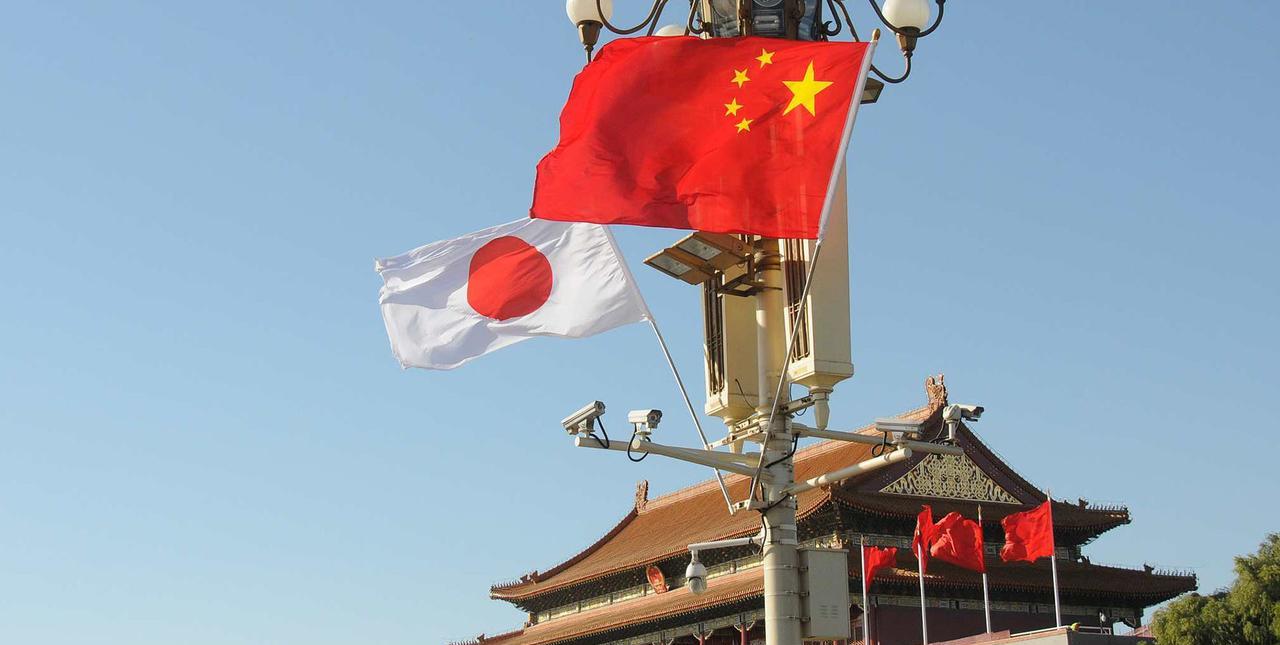 日本在二战结束后，虽然表面上和中国保持了几十年的相对平和，但一直没有彻底正视历史