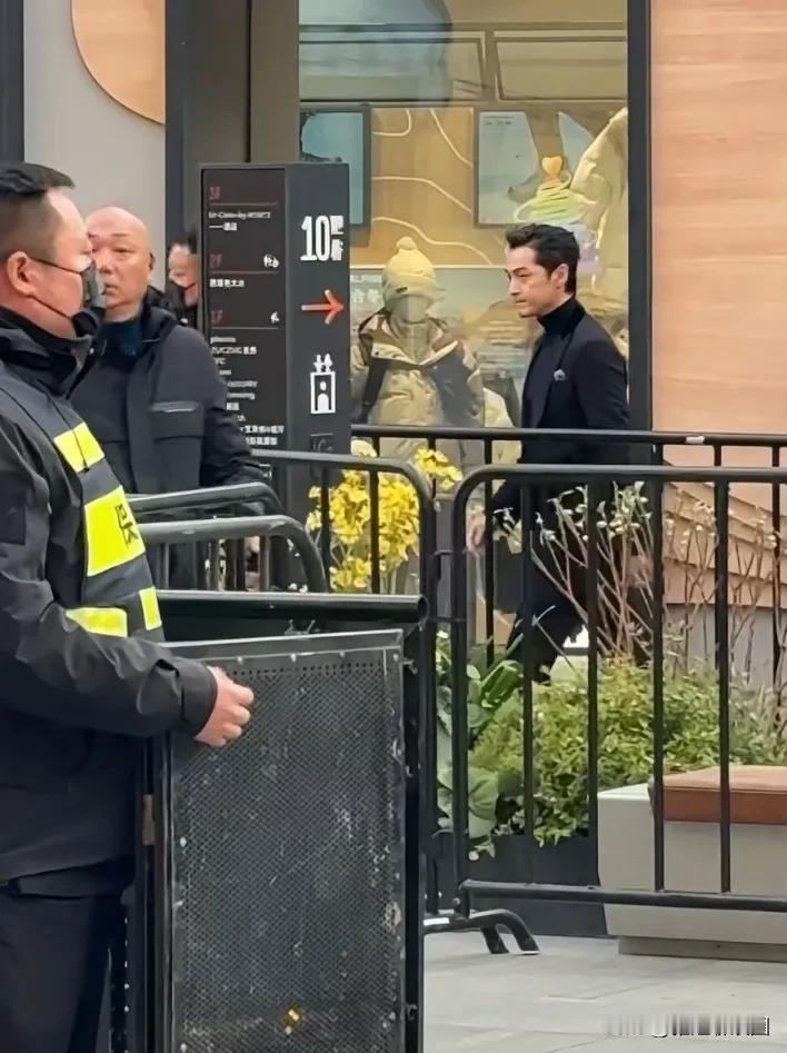近日，胡歌出现某活动现场，一袭正式西装，忖得他身材高大挺拔，英俊帅气。老胡这个身