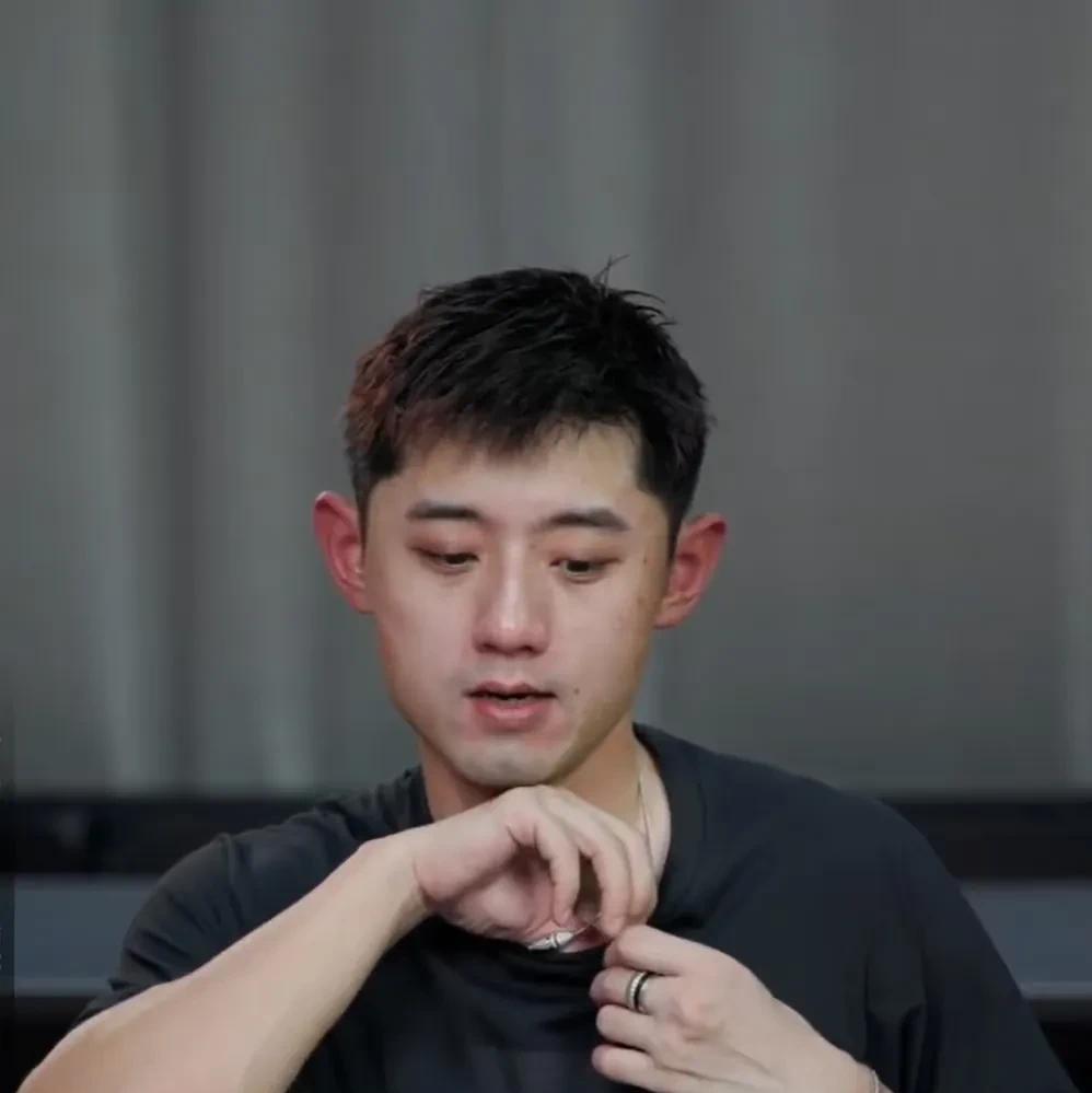 张继科真的不错，虽然不能去国外打球，但人家完全可以去国外教球，工资随便开。可是他