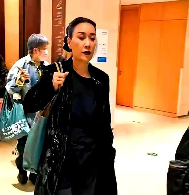 哇塞，老去的那英看上去平板身材，溜肩鼓额，头脸偏长，鼻孔外露，嘴唇也整成了非主流
