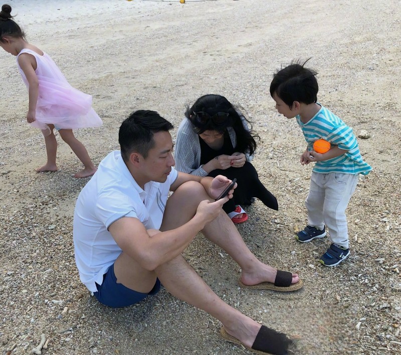 喷子们他们夏天都从头到脚穿防护服的吧？ 希望汪小菲夫妇带着二孩子想怎么玩就怎