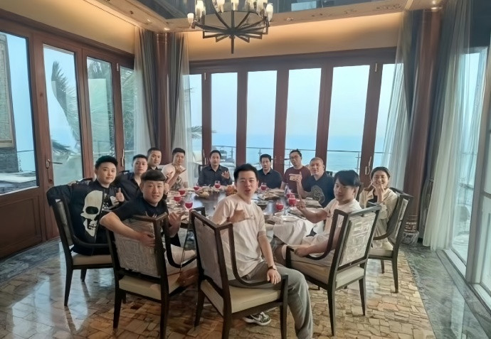 辛巴时代的三亚饭局对比蛋蛋时代的杭州饭局，都是当时期的快手半壁江山，照片中的人物