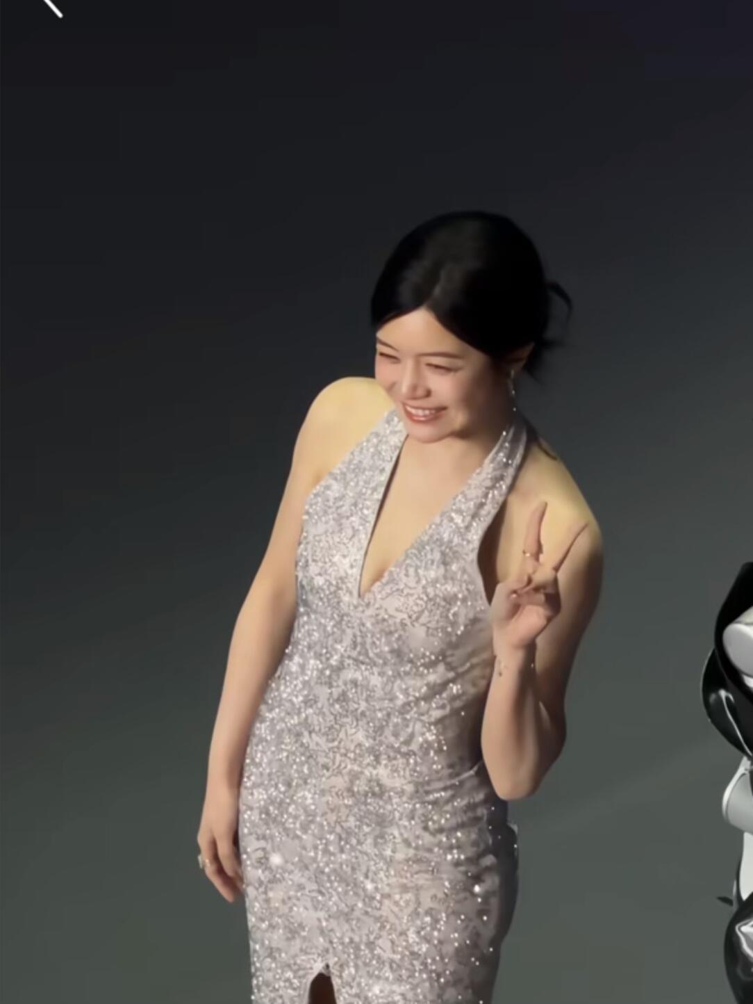 陈妍希胖了好多，肉都挤出来了！