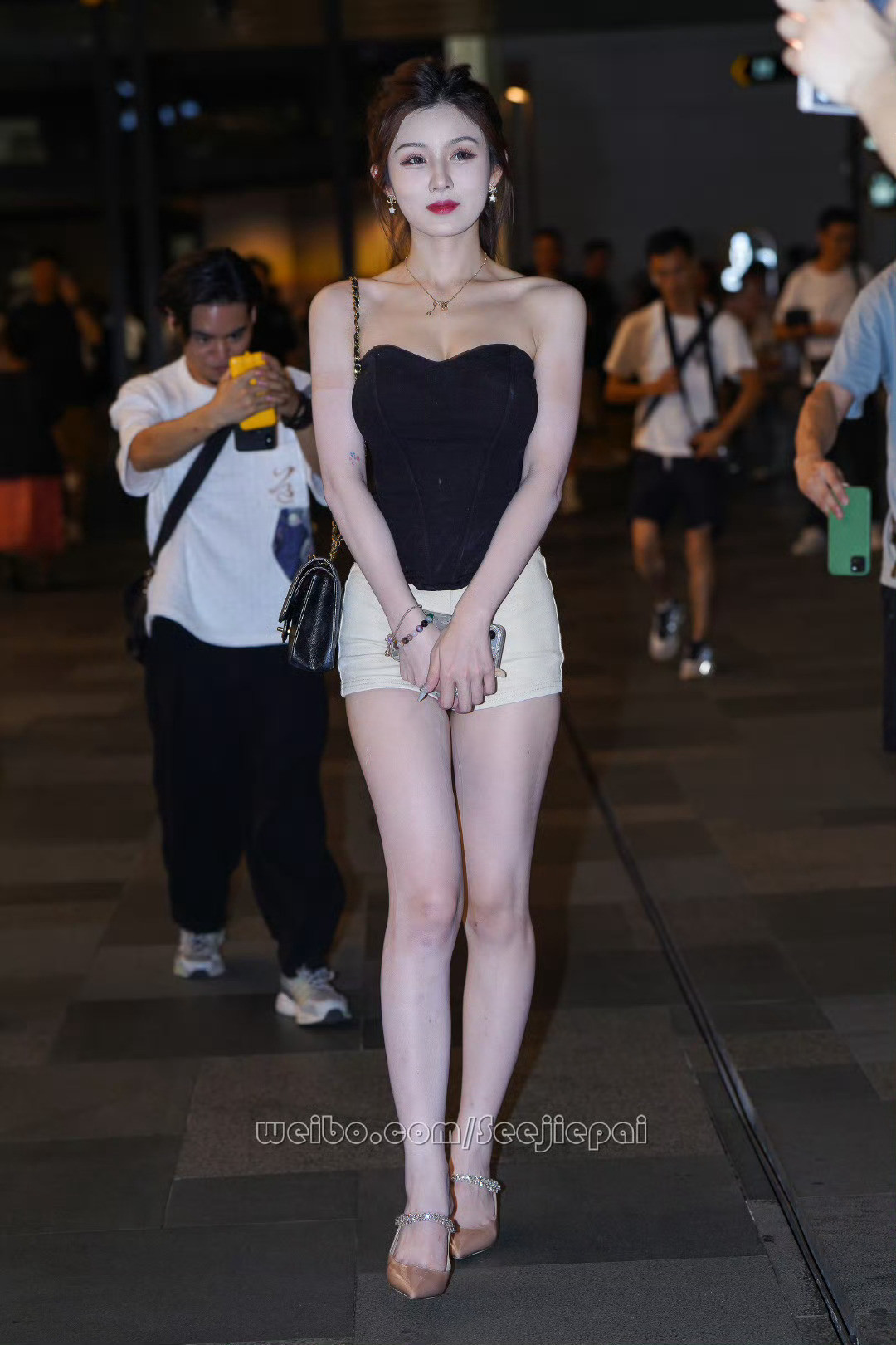 谁懂！街头偶遇抹胸配短裤的时尚达人，这身材与穿搭绝了​​​