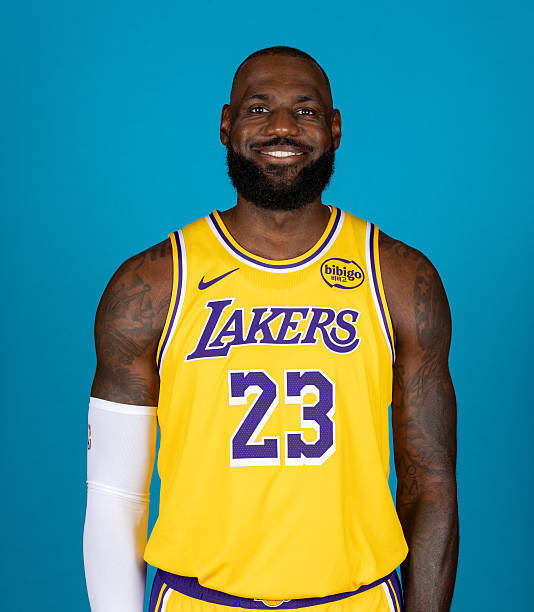 湖人更新明天比赛伤病报告：海斯（背部酸痛）大概率出战；詹姆斯（右髋挫伤、左脚关节