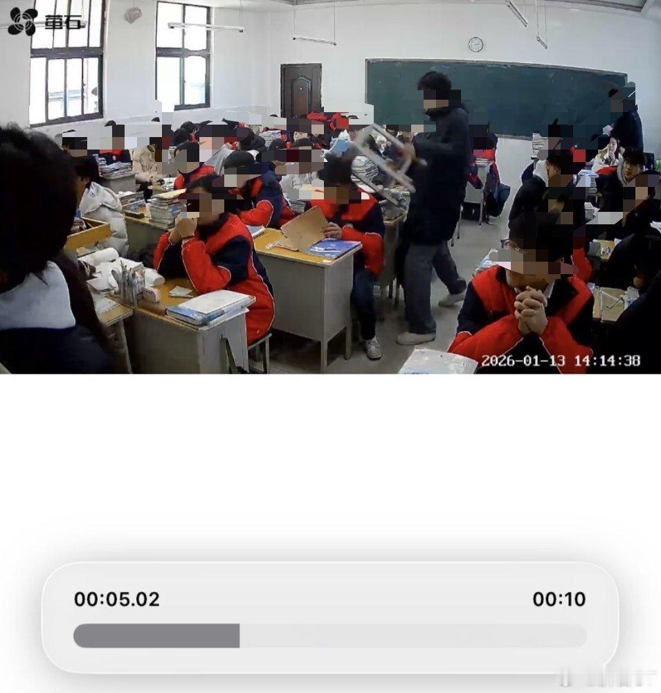 某地一男孩用凳子猛砸同学后脑勺“一点事都没有，现在已经回学校上课了。实际没打到