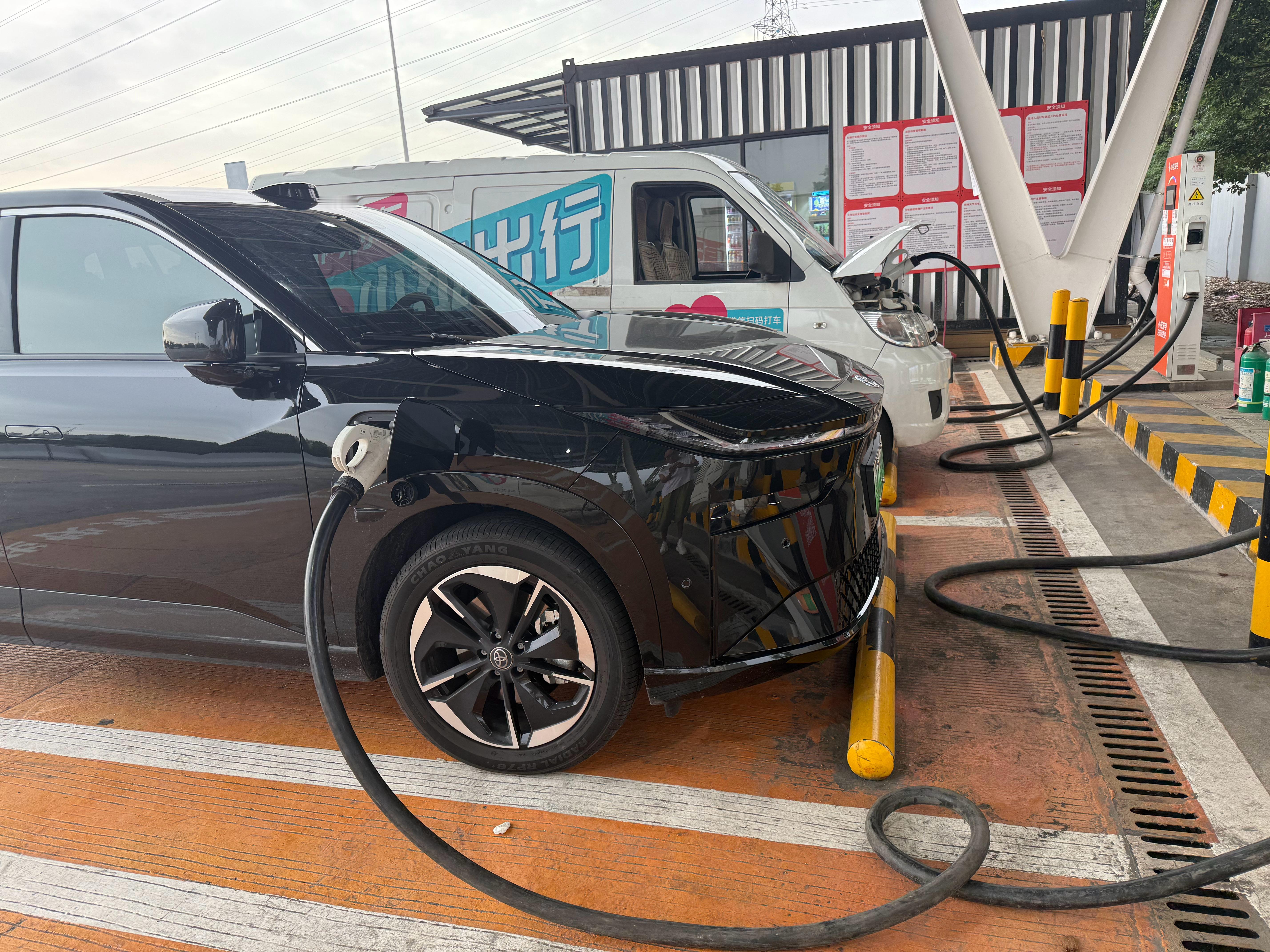 今天充电时，发现大部分的车都是头充电的，为什么呢？