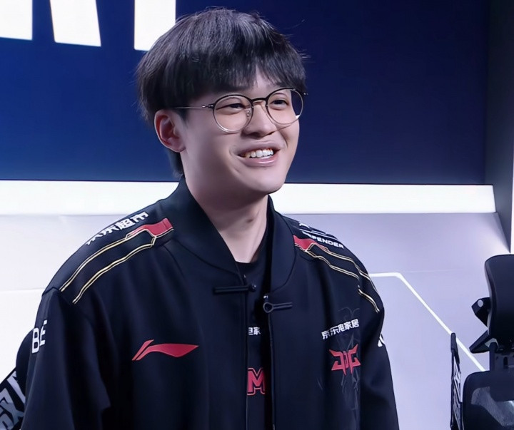 微博热议JDG淘汰WBG: Xun这个千珏像是Scout点的陪玩大哥!