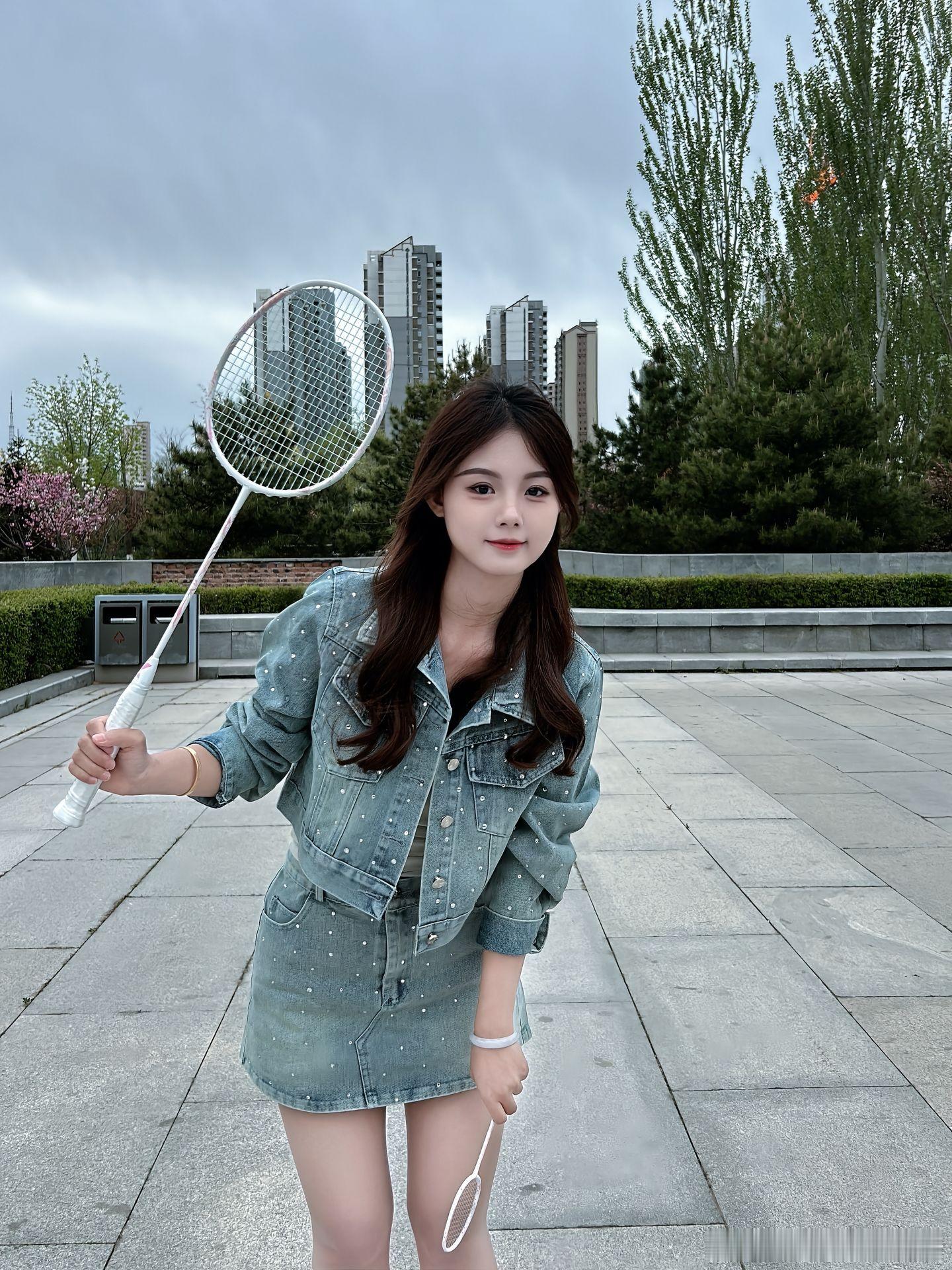 丝袜搭配运动鞋，打羽毛球也要美美哒～​​​