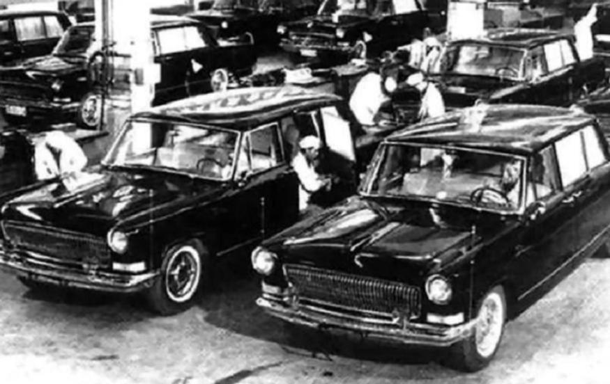 1947年鲁南的土路上，吉普车方向盘突然剧烈晃动。常志刚死死攥着右侧，左手肘