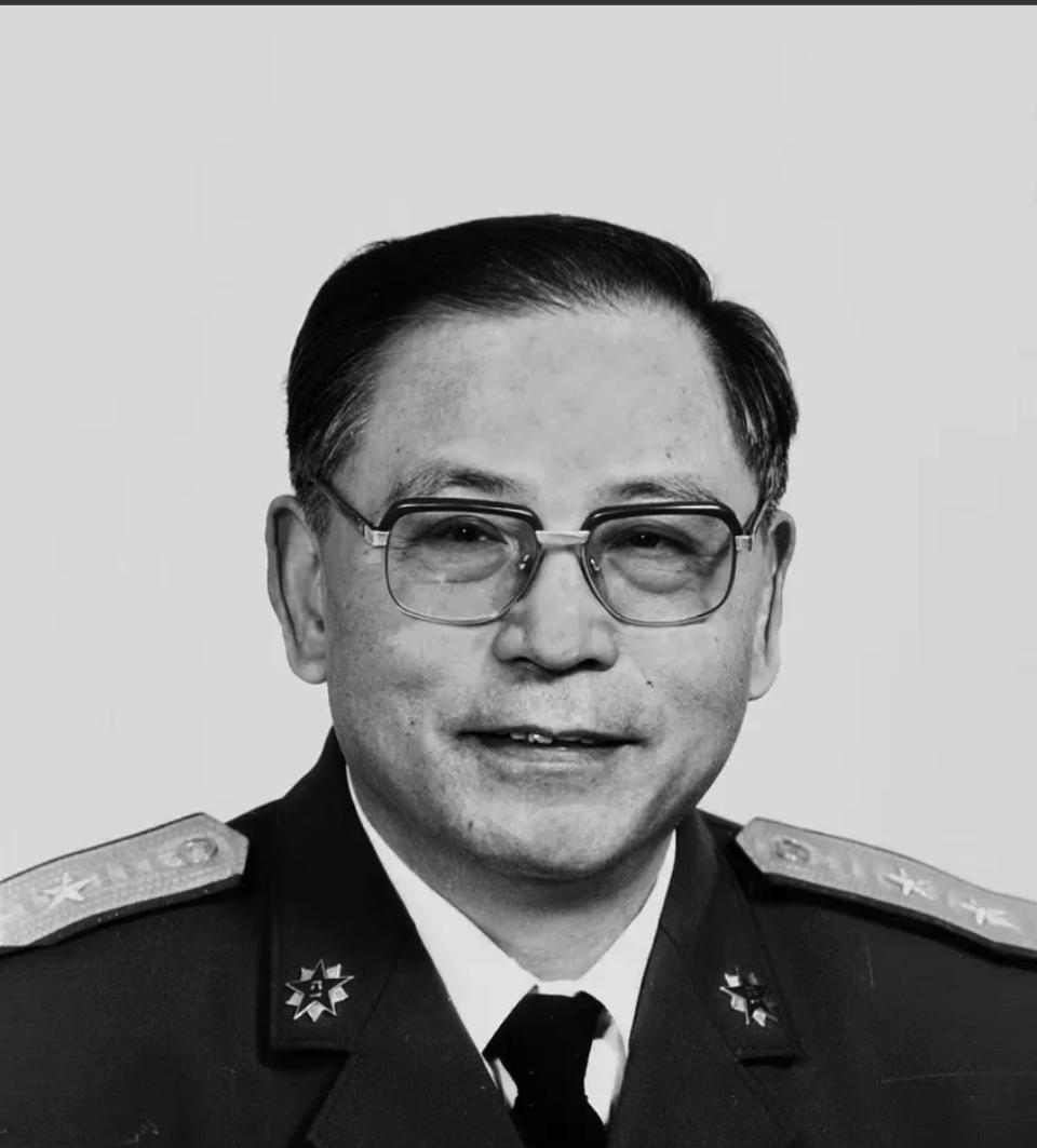 1950年，粟裕正在汇报工作，门突然被撞开。李克农冲进来，声音发颤：“粟裕同志