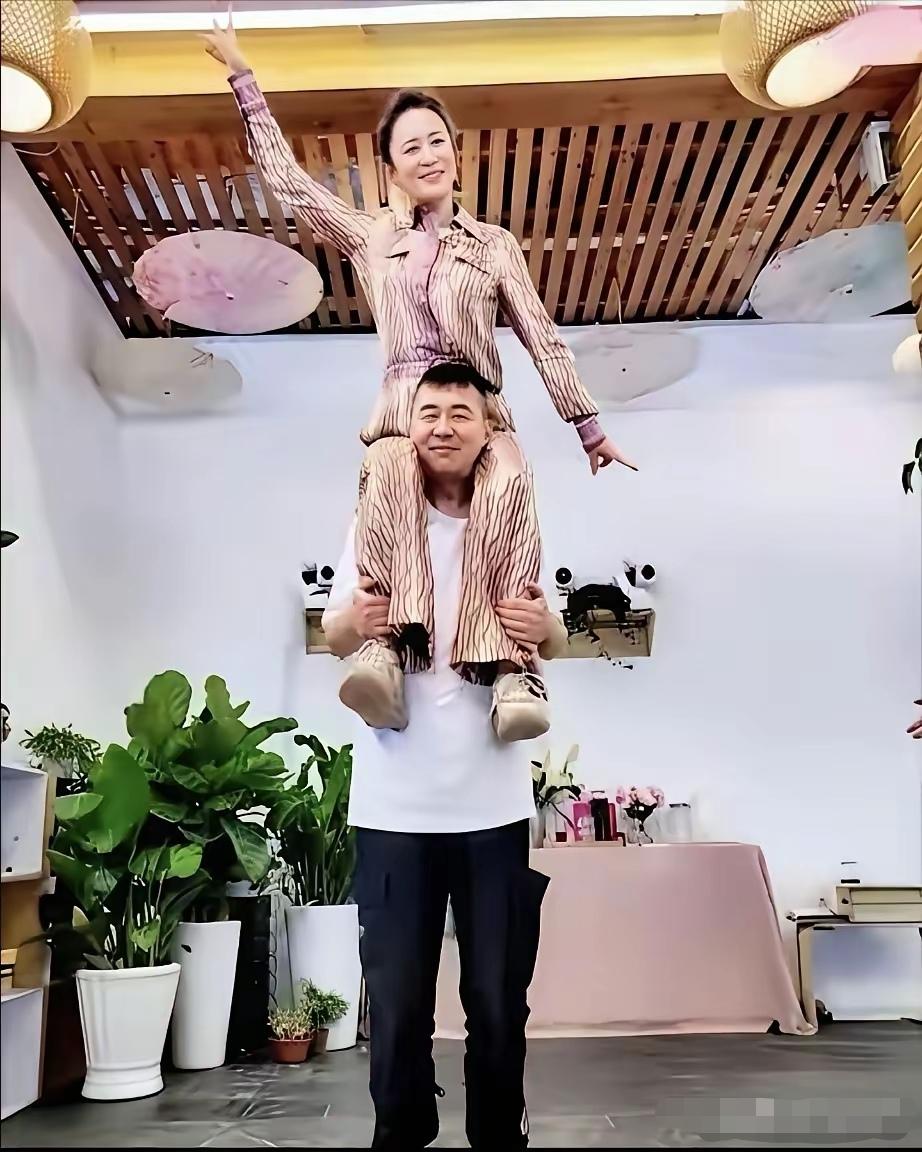 说什么吴越至今未嫁她难受。高调在互连网秀，就是做给吴越看的。人那，何必呢？伤不了