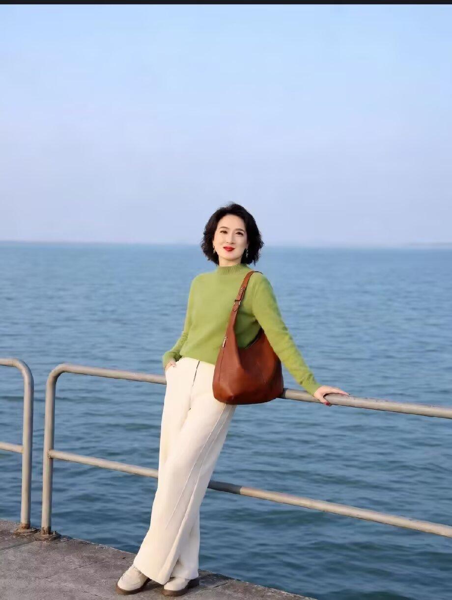 我们活在时间的褶皱里，以为很长，其实很短；以为很短，其实已经足够用来爱一个