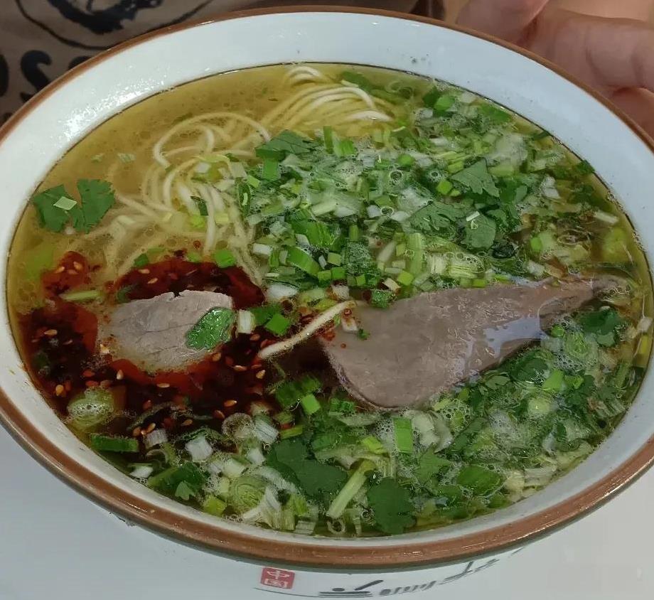 儿子女儿想吃拉面，我豪爽答应。一人一碗拉面才二十元，咱又不是吃不起，这不是有二十