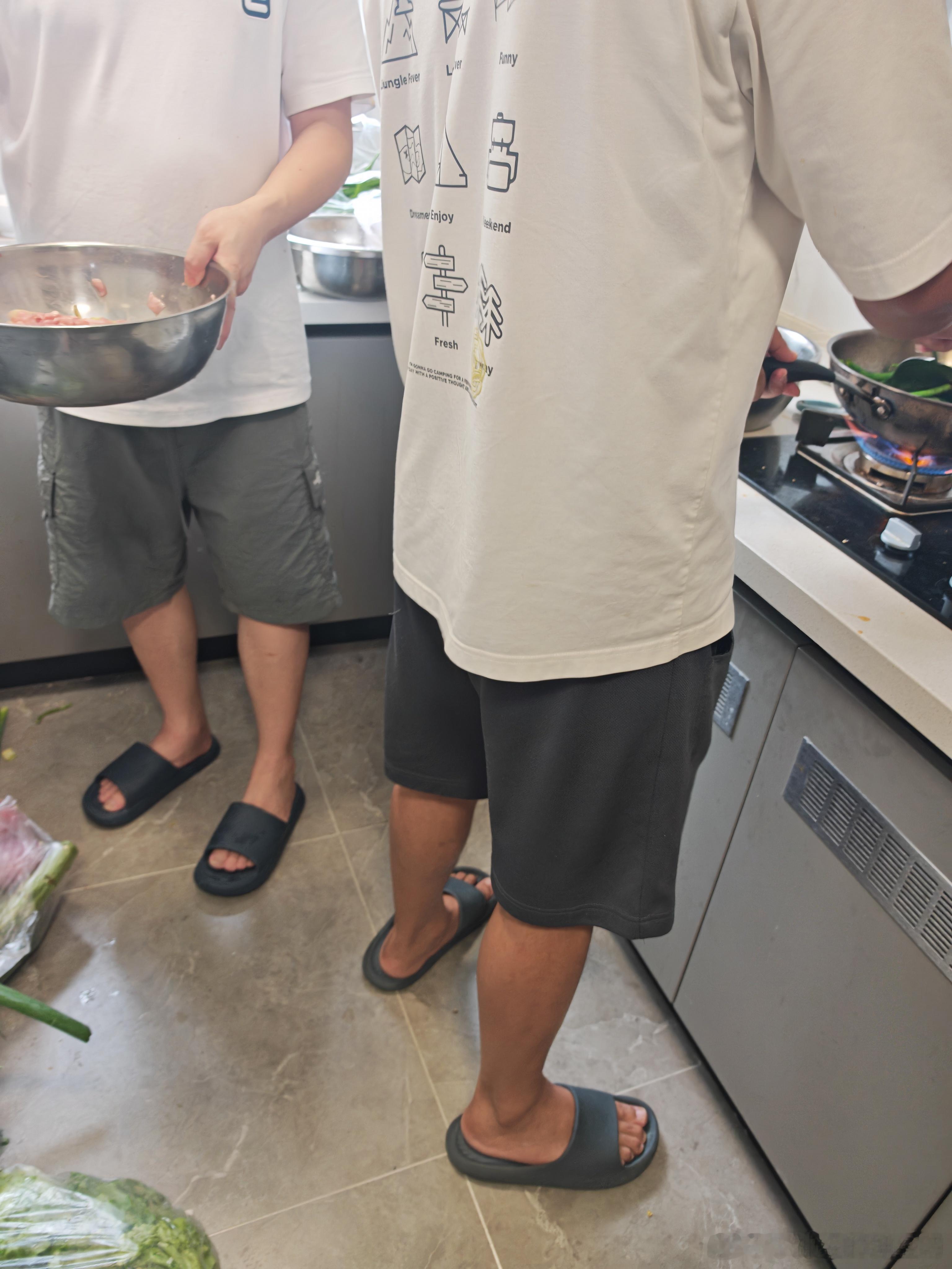 今天去朋友家参加家宴，厨房里面全是男人在忙活，川渝男人既要负责挣钱，还要负责做饭