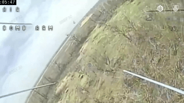 这能吹一辈子了，FPV无人机围殴卡-52武装直升机，简直是摁在地上摩擦。这应