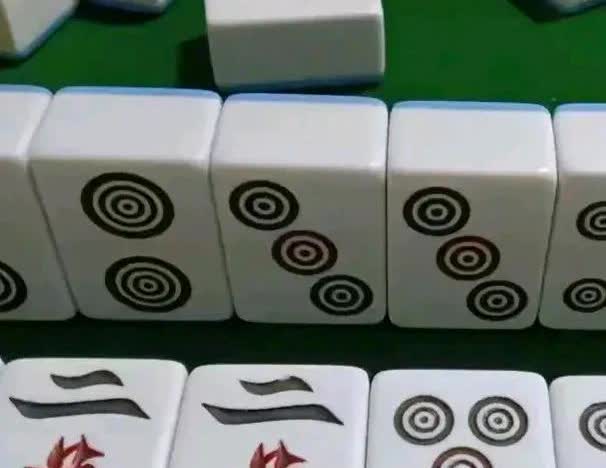 麻将馆的老板娘说。昨天一天凑了五桌麻将。最后一桌三缺一，差一个人。打