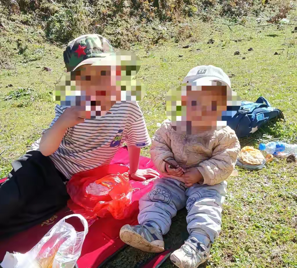 “太痛心了！”云南楚雄，一7岁哥哥和2岁妹妹是留守儿童。他们跟外婆去田里干活，2兄妹在林里空地玩时，