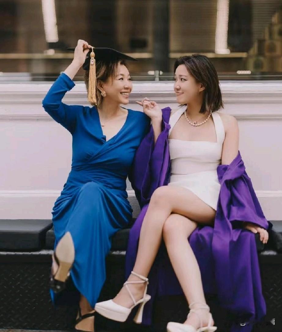 主持人李静的女儿黄沐尔，纽约大学毕业了，李静飞到美国，共同分享了女儿的幸福时刻。