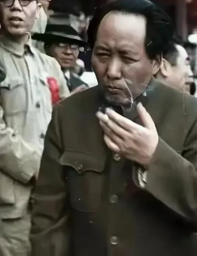 开国大典时，毛主席抽烟的一张留影，十分霸气！开国大典期间，有一张由苏联人拍摄