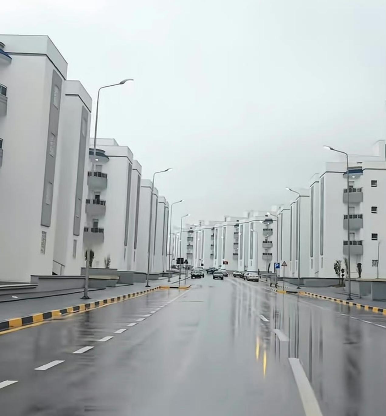 原来一个城市没有绿化带是这个样子的，你能看出是哪座城市吗。