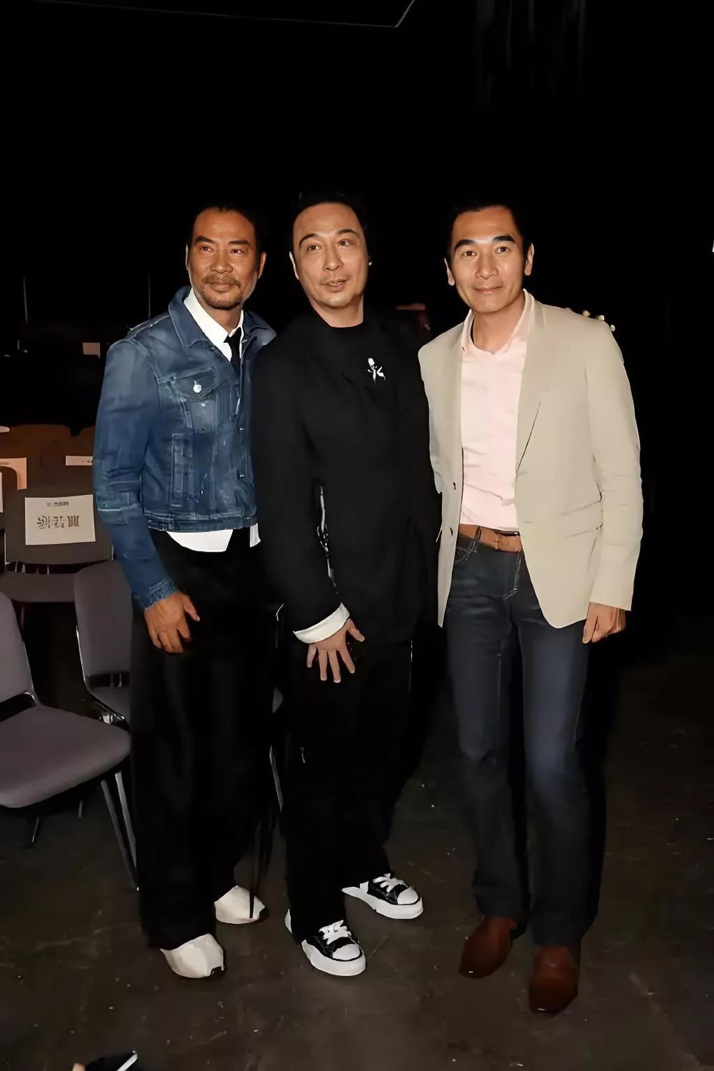 真没想到，吴镇宇在香港影视圈的地位竟然这么高，合照的时候竟然站在了任达华和方中信