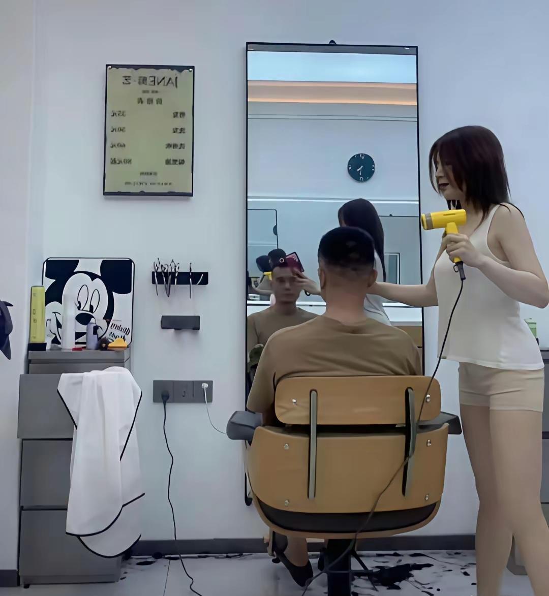 理发店充满了温馨的气息，宾至如归的感觉真好！