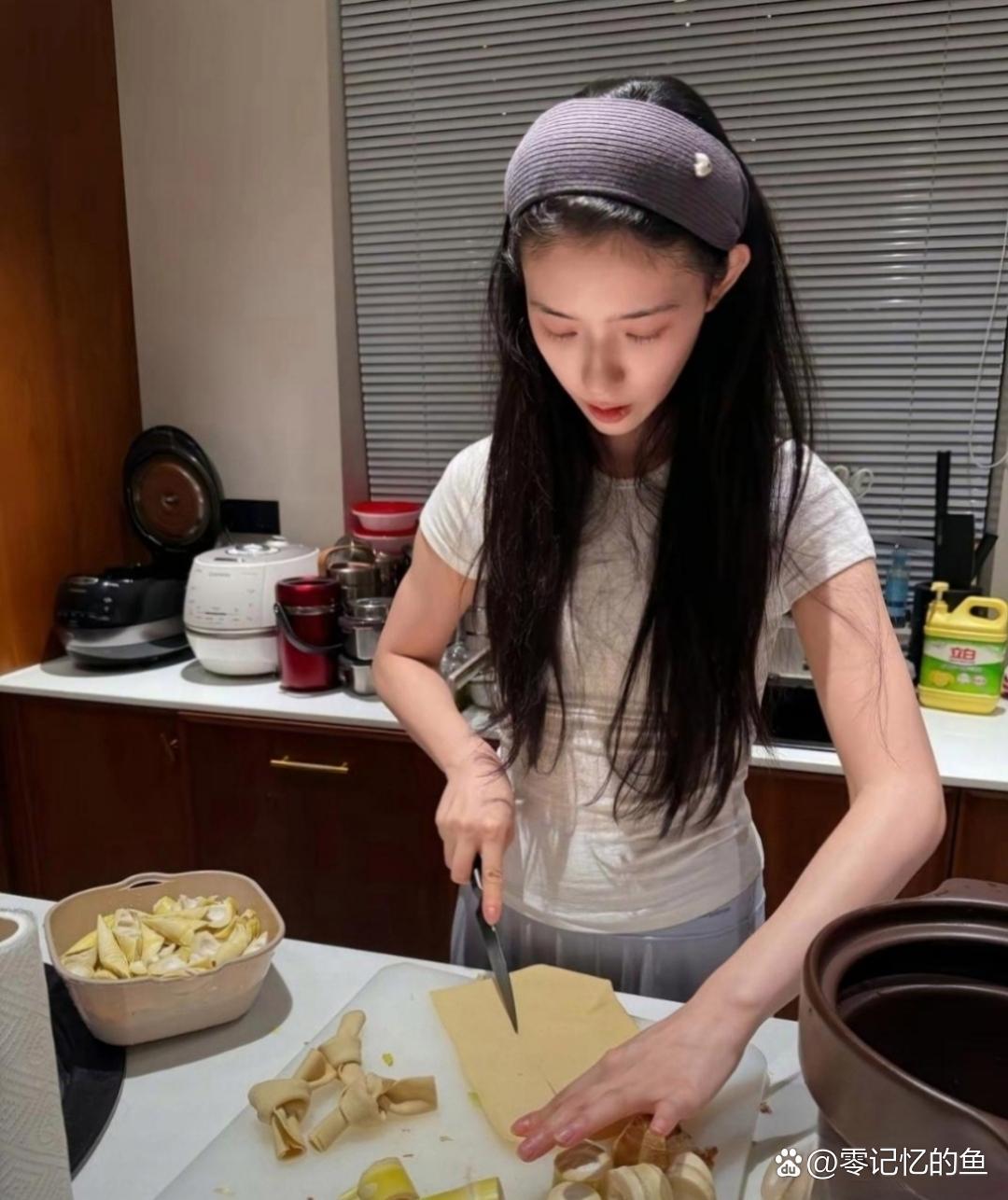 林允晒自己做的美食，好有食欲。