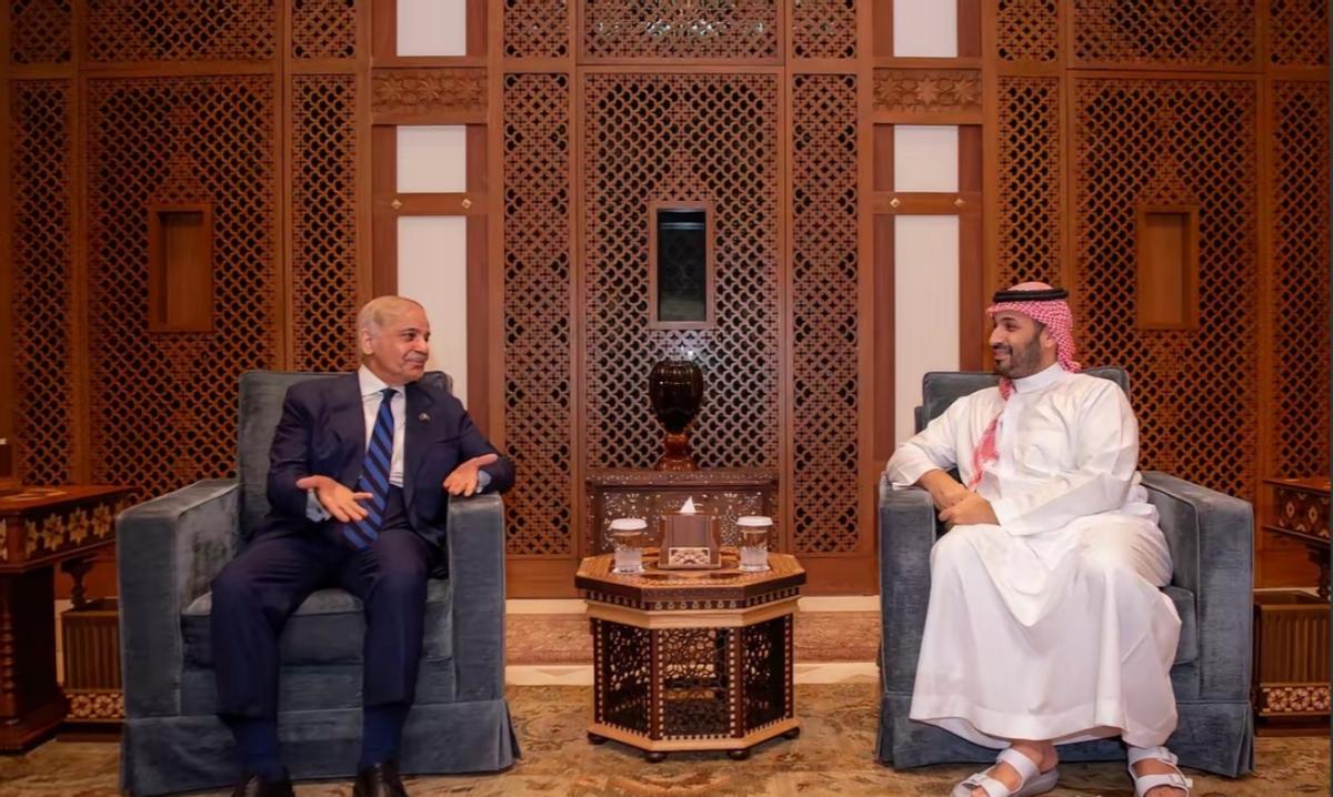 3月12号这天，巴基斯坦总理夏巴兹，干了件特别急的事，他没提前打招呼，突然就坐飞