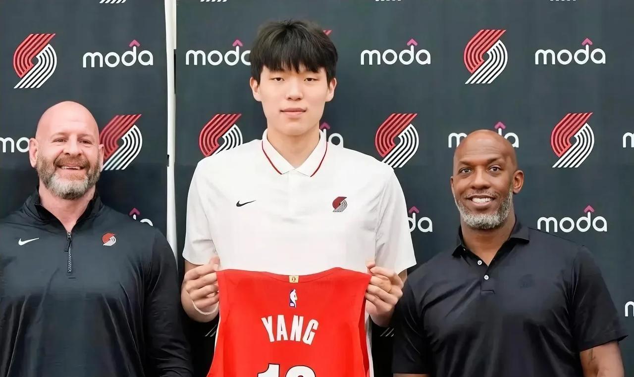 在最新的NBA新秀预测榜单中，杨翰森持续排名上升，直接杀到了第四的位置前三位是：