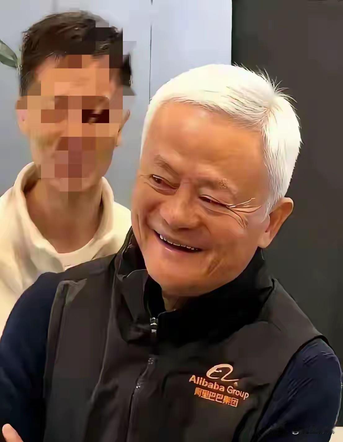 马云是染了白发还是头发自然白呢?按理说61岁的年龄不应该头发全白呀?按理说千亿