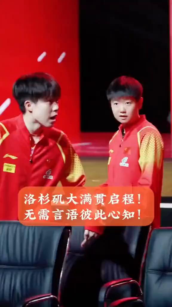 洛杉矶大满贯启程，无需言语彼此心知。美国大满贯出发，飞洛杉矶的航班上莎莎靠窗坐