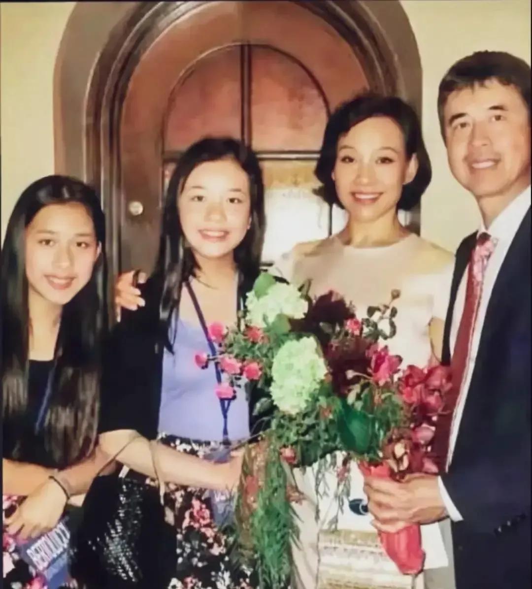 陈冲把和柳青那段跨国婚姻写进新书，一页纸就把我拉回八十年代的旧画报。她说当年在