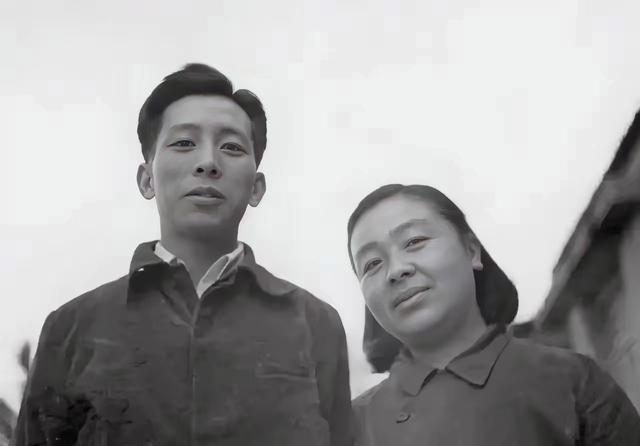 1937年，33岁女作家丁玲爱上20岁下属陈明。陈明嫌她太老，情急之下娶了一个女