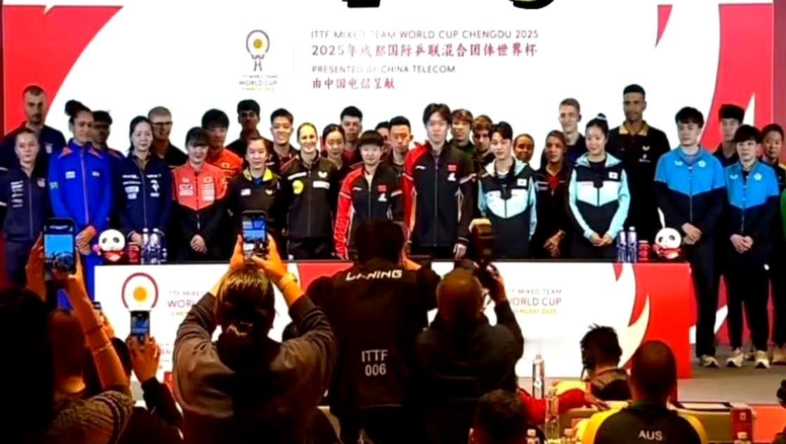 抽签仪大合照来啦！成都这个福地，让两个世界第一终于并肩站在了最中间，孙颖