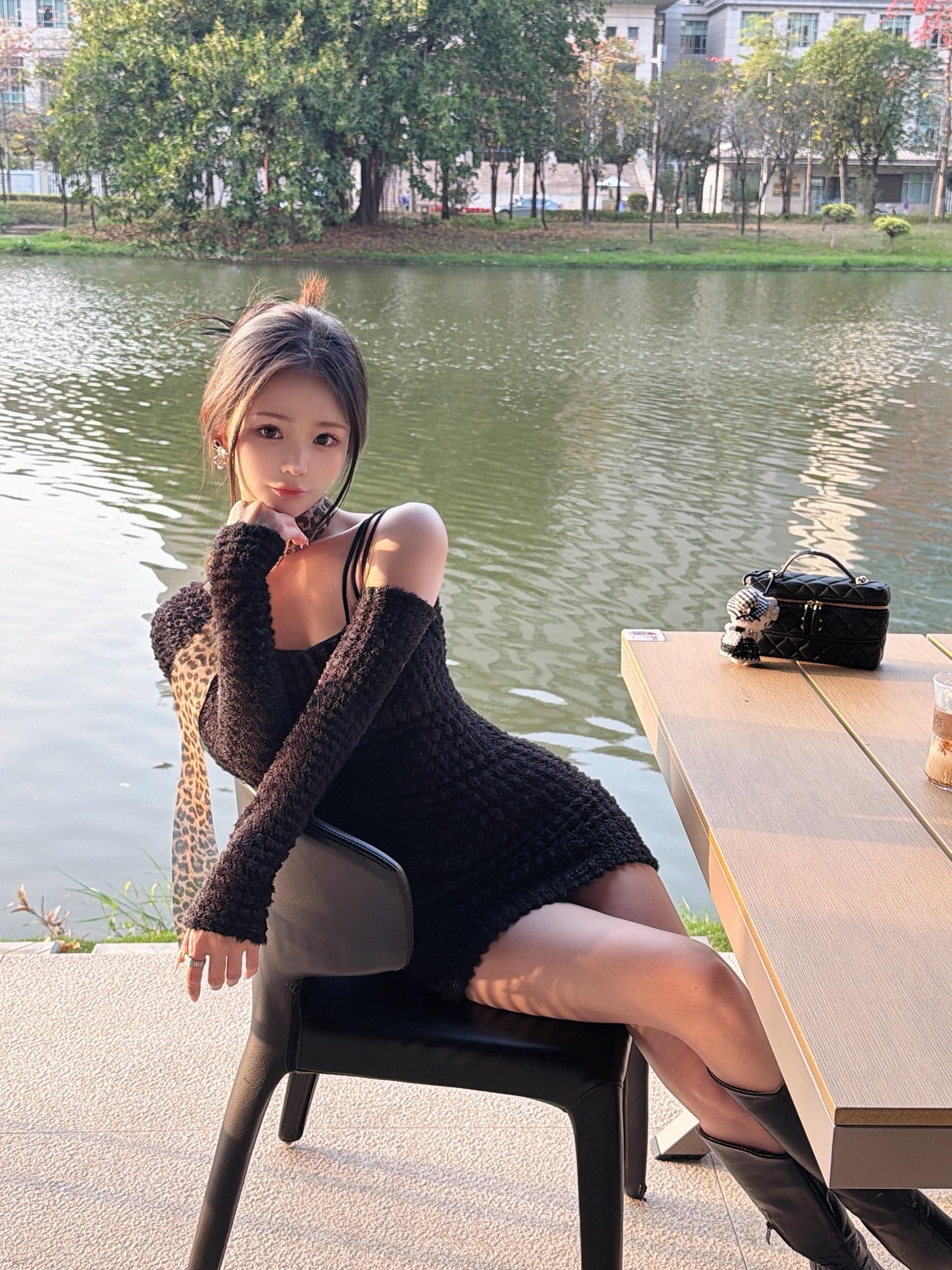 日落前的湖边，是最好的打光板🌇 黑裙赴约，与风撞个满怀 生活无解，就...