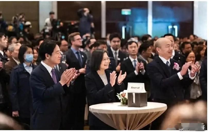 韩国瑜真是恶心人！他在日本天皇生日晚宴上对日本代表说，自己与日本代表长得很像，