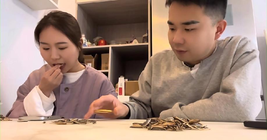 笑死我了！夫妻俩嗑瓜子嗑出“谍战剧”，金镯子藏瓜子堆里，这俩人的忍功绝了！