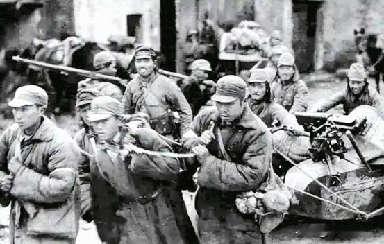 1949年，十个特务活埋了四十多个共产党，本以为自己立了大功。谁知，侧门突然闪进