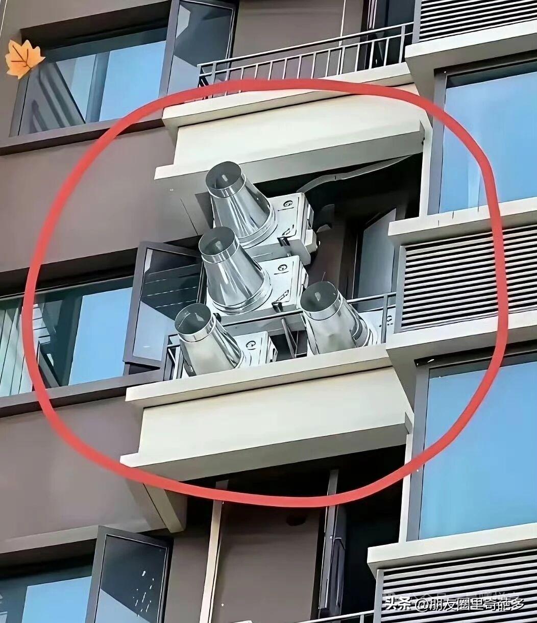 这家是干什么的？要不要举报？老话说事出反常必有妖。给空调室外机加装轴流风机，