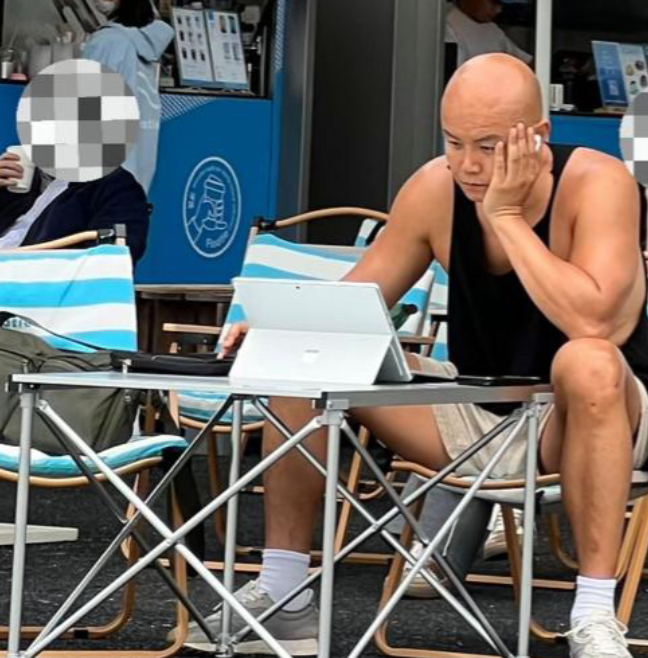 50岁乐嘉现身深圳海边度假，他穿着无袖上衣，露出一身小麦色皮肤，身材好壮硕，男性