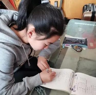 很多学霸家长总说，自己没怎么管孩子学习，都是孩子自己学的，是真的吗？到底学霸是天