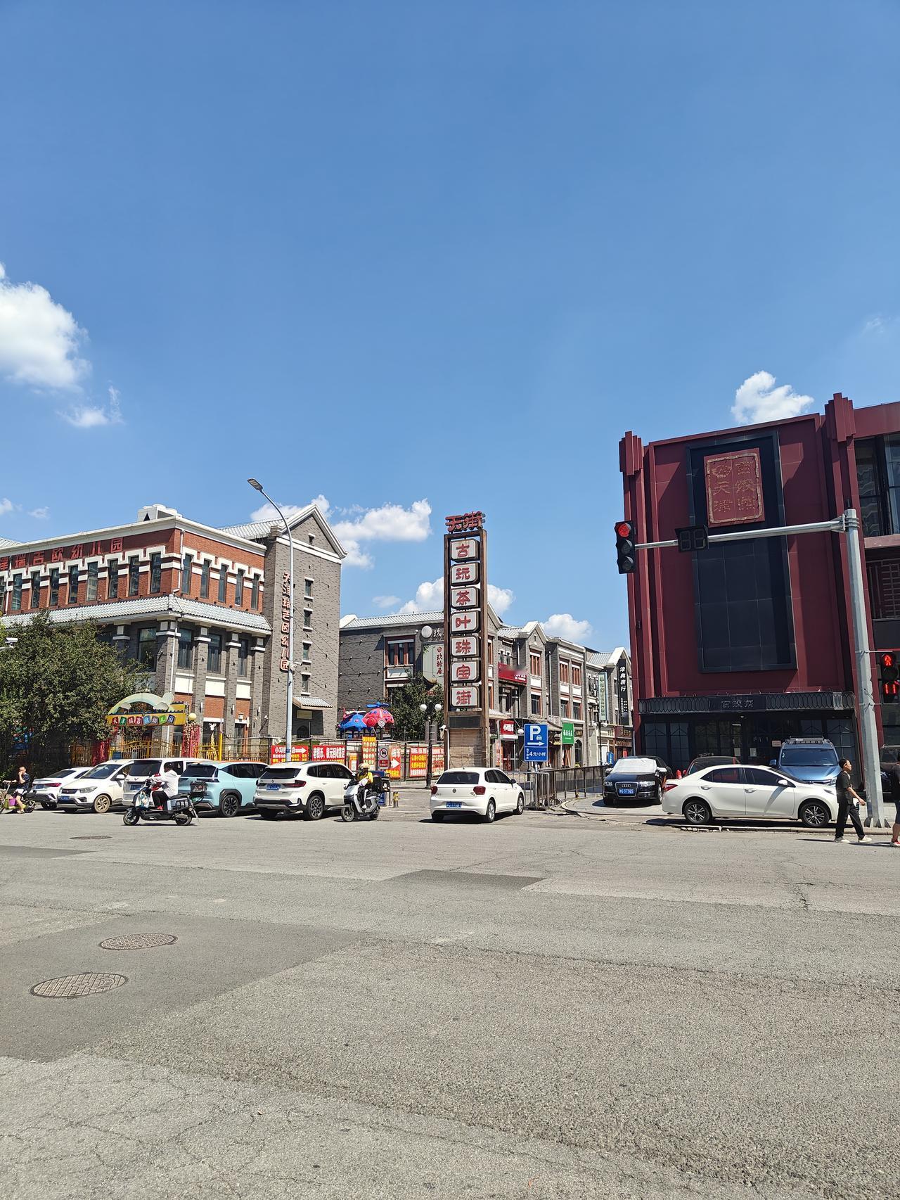 好久没有来天津古玩大街了，人气略显冷清，少了好多店家。以往最喜欢逛一些卖小玩意儿