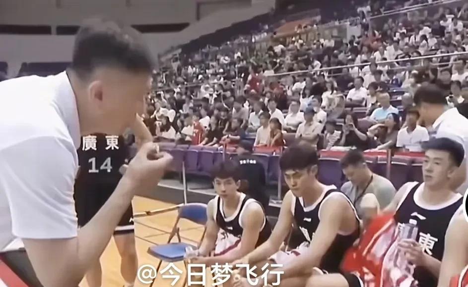 昨晚，杜锋又爆金句！昨晚，广东全运会男篮VS新西兰澳洲虎杯冠军争夺战。暂停时