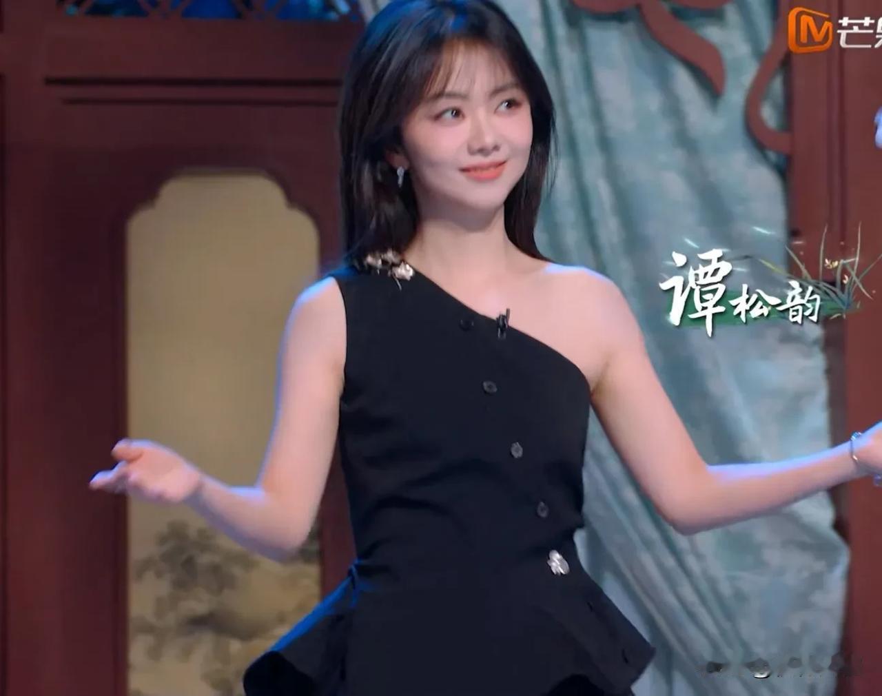 刘学义时装没有古装好看！他和谭松韵宣传新剧《兰香如故》，谭松韵一身黑色小礼服很有